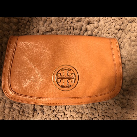 Tory Burch Handbags - Beige Tory Burch Gold Chain Shoulder Bag/Clutch